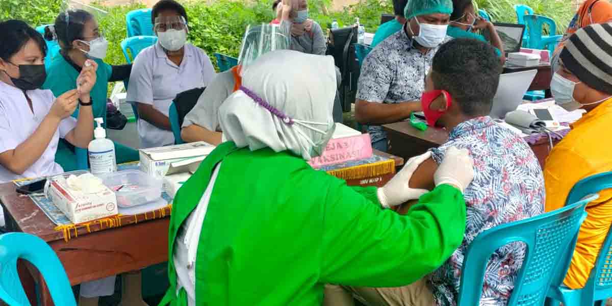 gebyar-vaksinasi-knpi-mimika-jaring-ratusan-warga